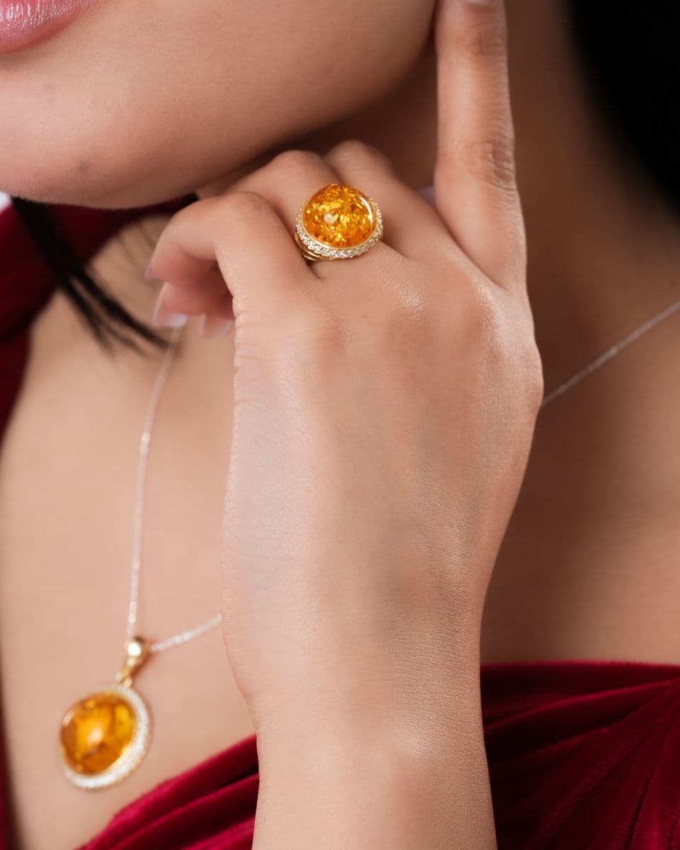 طقم بلون العسل