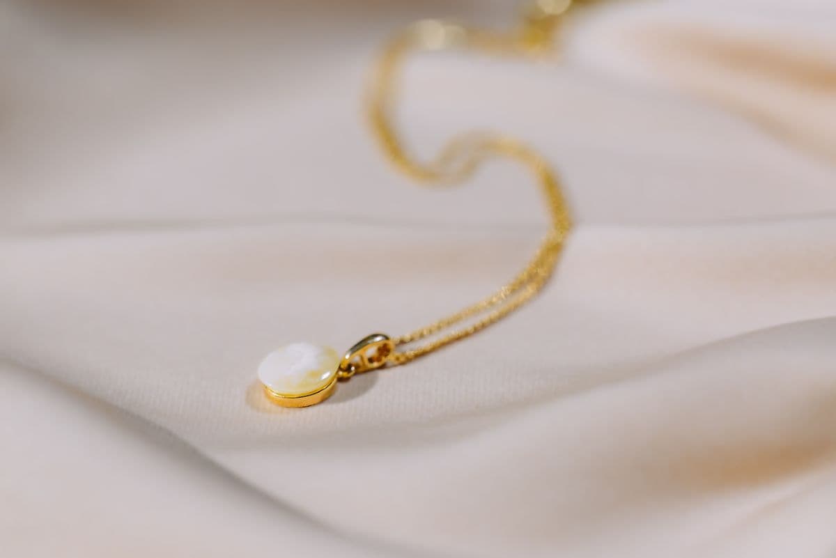 قلادة الفضة الإسترلينية المطلية بالذهب والكهرَب البلطيقي – التوهج اللبني المضيء