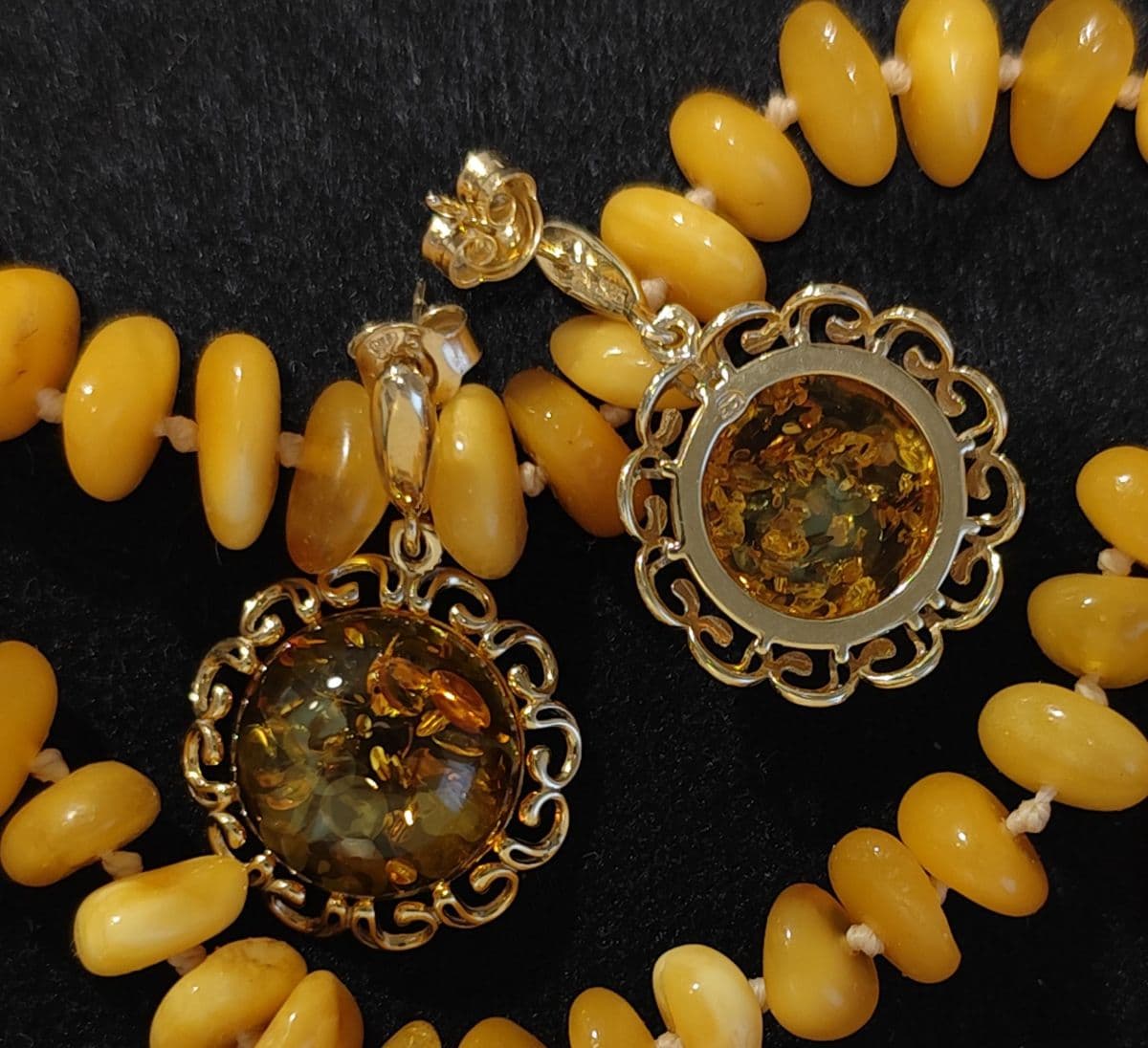 أقراط كهرمان بإطارات ذهبية مزخرفة