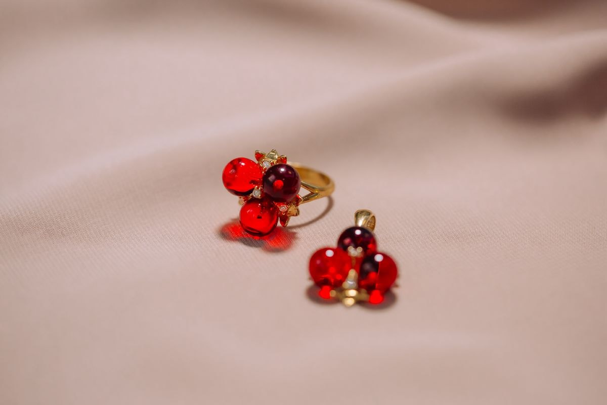 خاتم مع قلادة من الكهرب البلطيقي الأحمر - 1