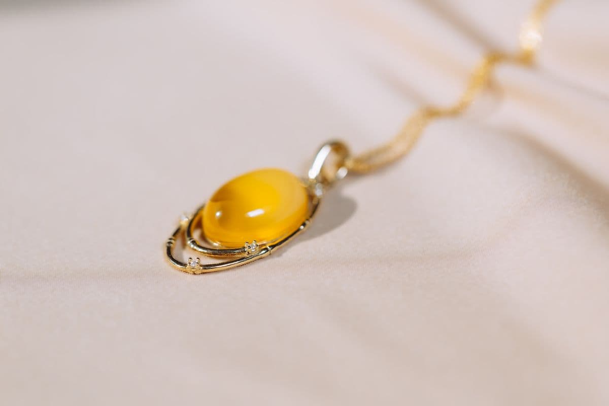قلادة كهرمان البلطيق من الفضة المطلية بالذهب – توهج عسلي