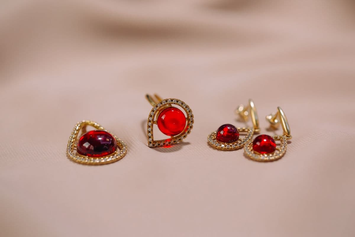 طقم مجوهرات ملكي من الكهرب البلطيقي الأحمر