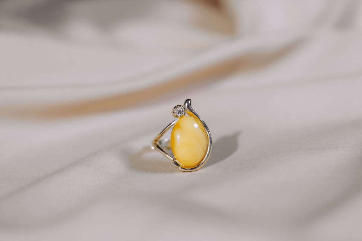 العنوان: خاتم الفضة الإسترلينية والكهرَب البلطيقي – توهج "الزبدة" الكريمي