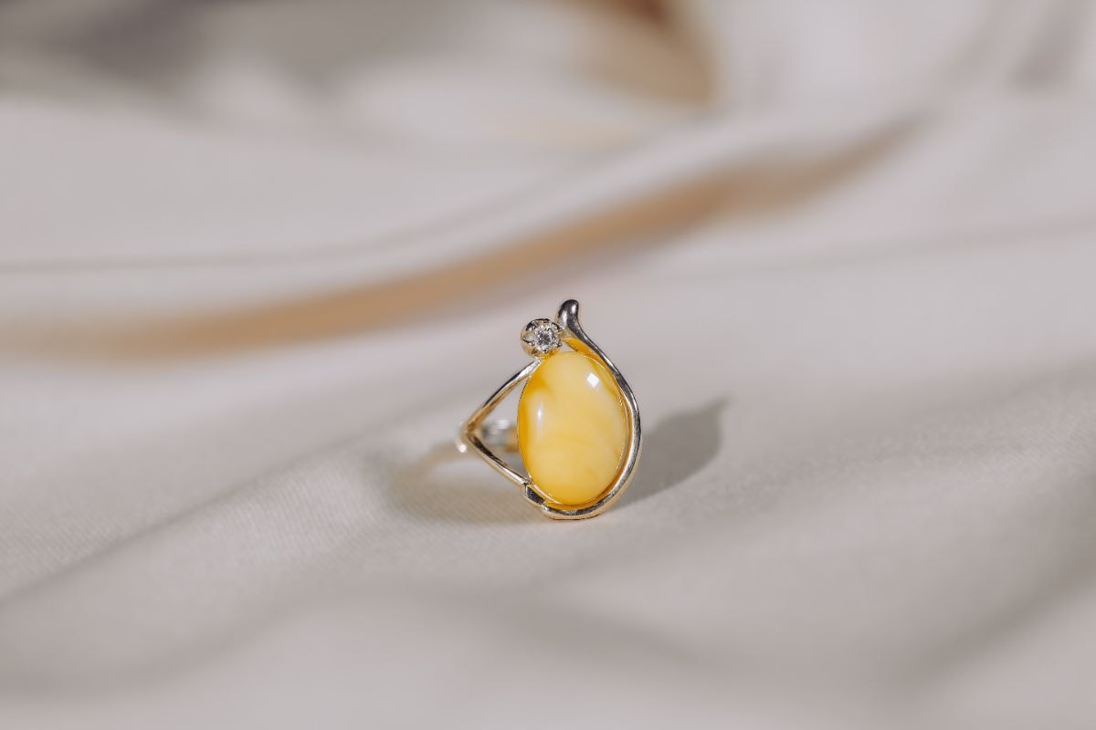 العنوان: خاتم الفضة الإسترلينية والكهرَب البلطيقي – توهج "الزبدة" الكريمي - 1