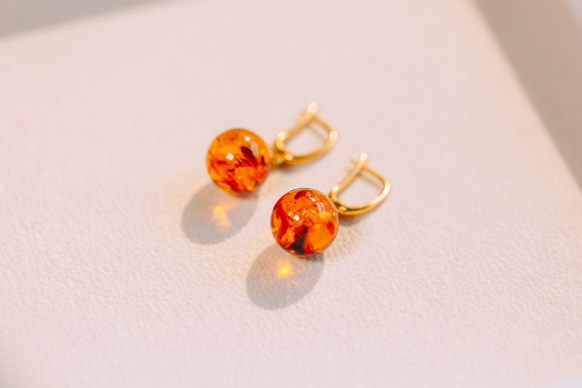 أقراط من الفضة المطلية بالذهب مرصعة بكرات كهرمان البلطيق الحُر - 1