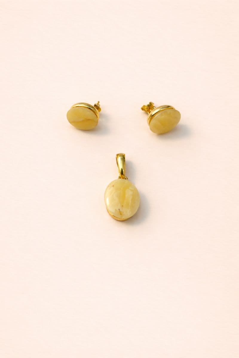 طقم كهرمان بلطيقي أصفر مطلي بالذهب - أقراط وميدالية أنيقة