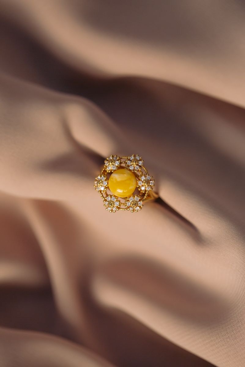 زهرة ذهبية: خاتم فضة مطلي بالذهب مع كهرمان البلطيق - 1