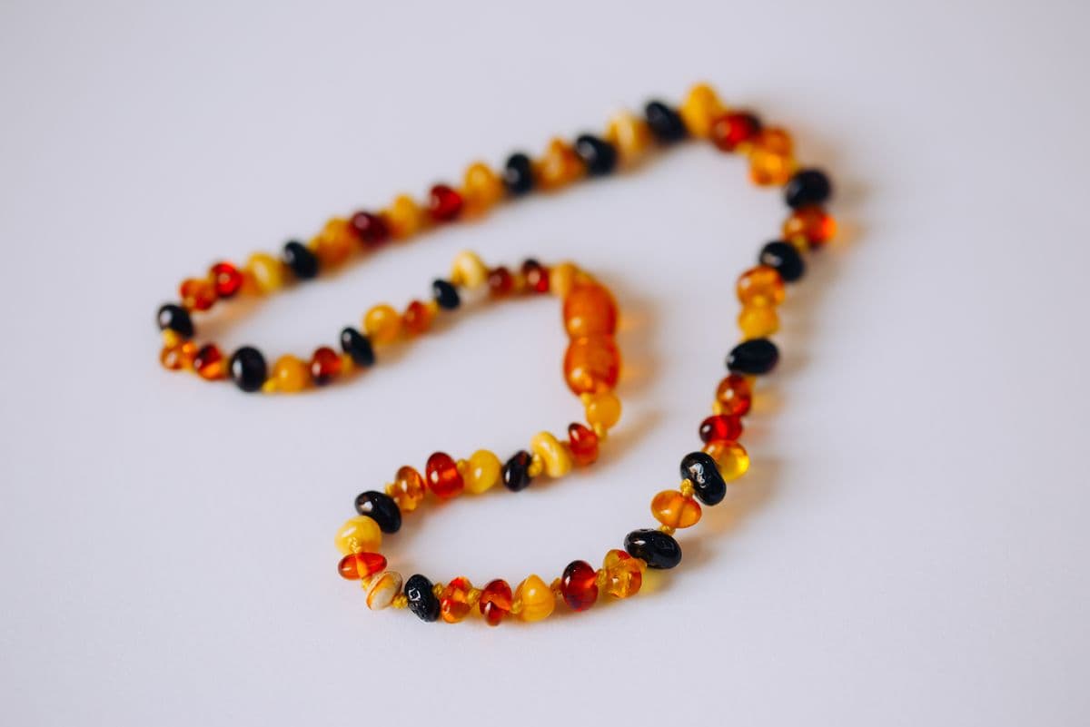 سوار كهرمان بلطيقي للأطفال مع قفل بلاستيكي آمن