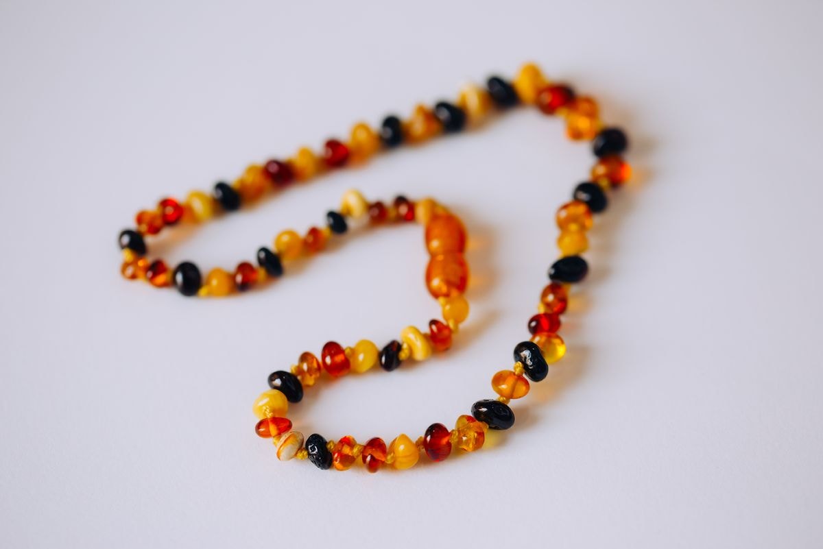 سوار كهرمان بلطيقي للأطفال مع قفل بلاستيكي آمن - 1